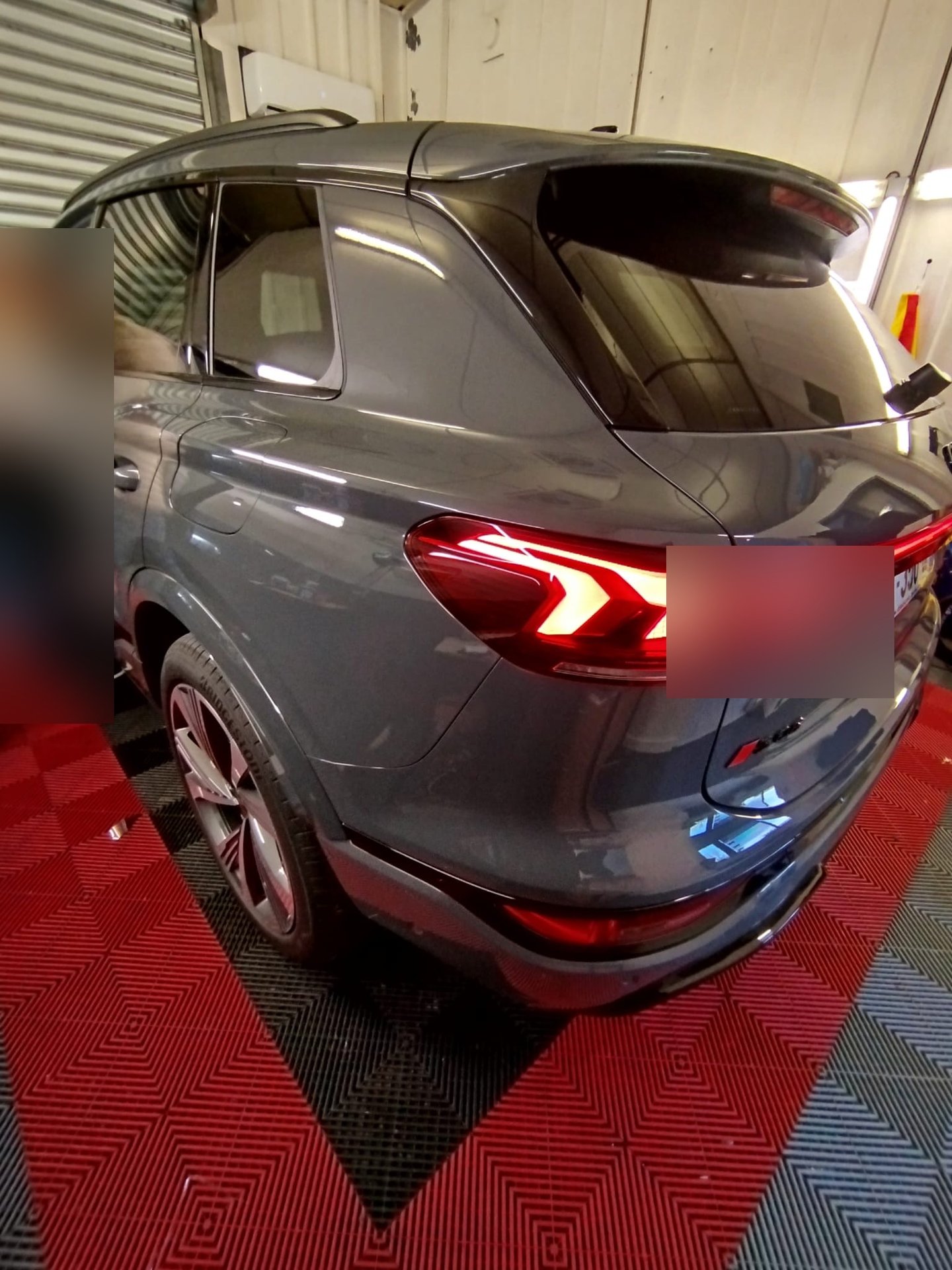 Audi Q8 arrière avec vitres teintées, feux allumés