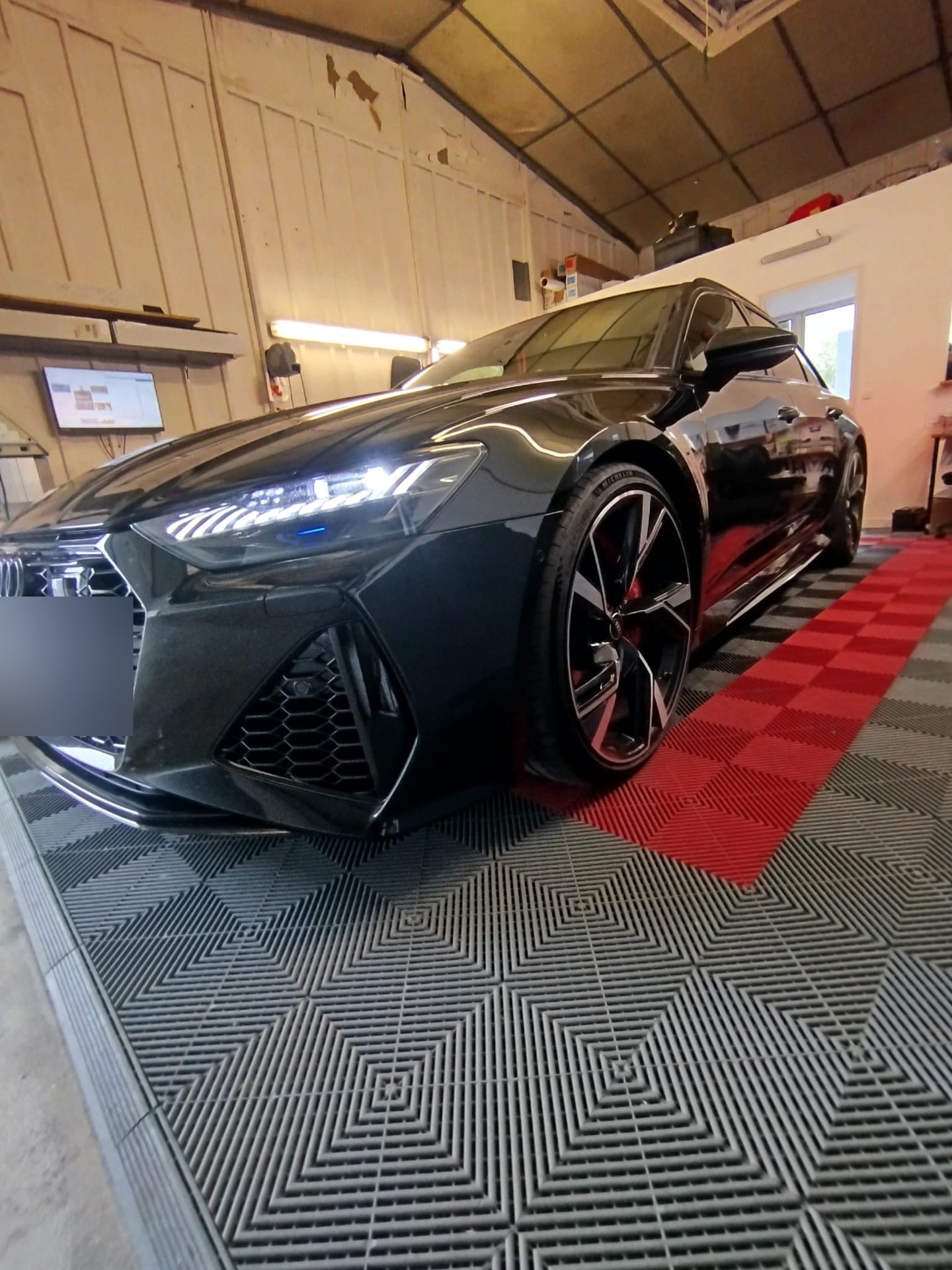 Audi RS6 Avant grise Daytona avec teinte vitres, feux LED allumés