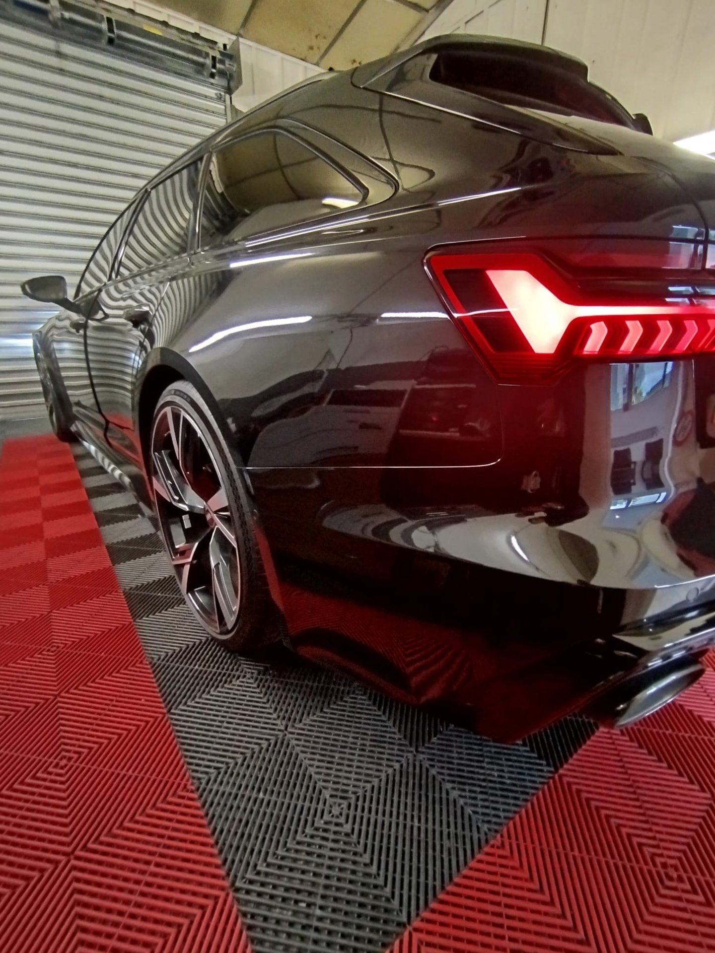 Audi RS6 Avant noire avec vitres teintées dans l'atelier TeinteDeVitres