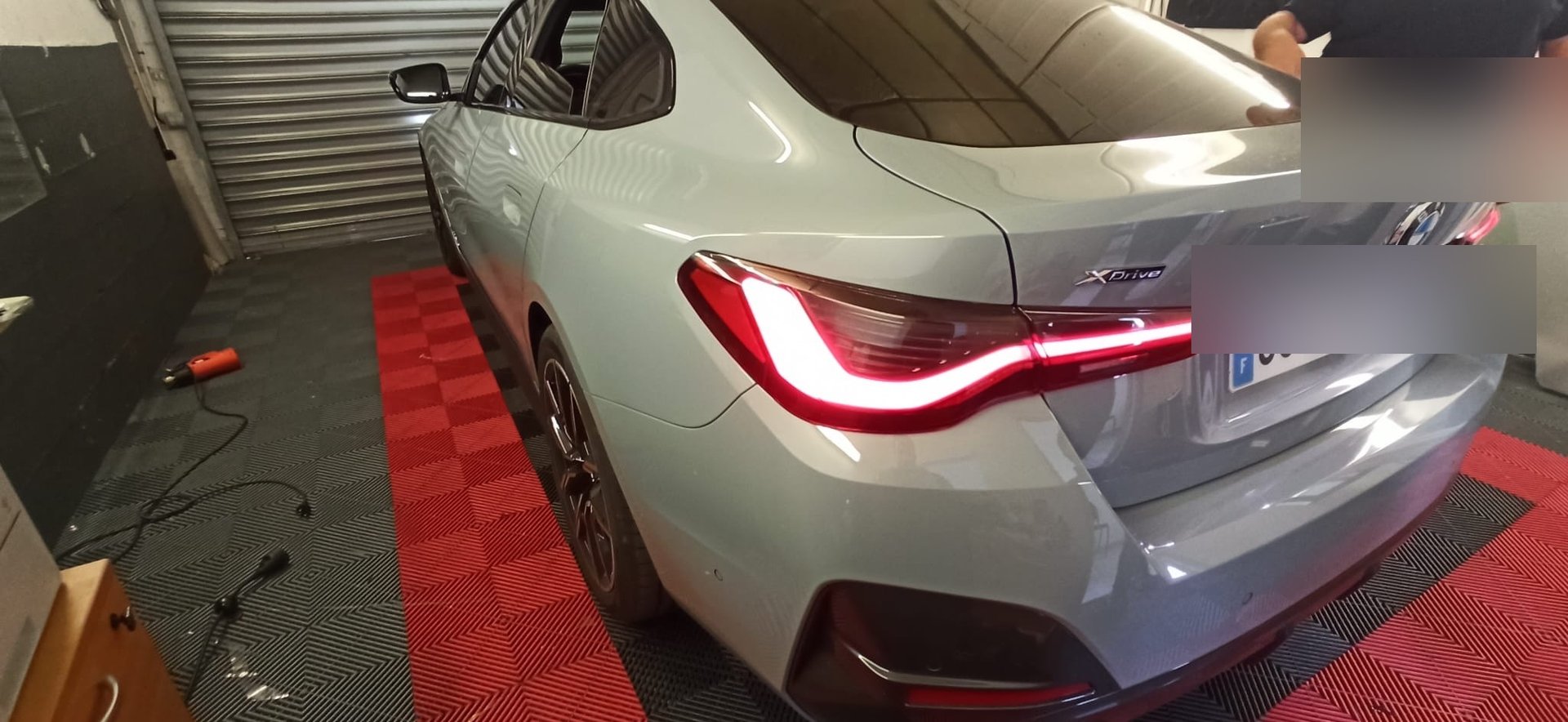 BMW i4 xDrive gris Nardo avec vitres teintées céramique, véhicule électrique