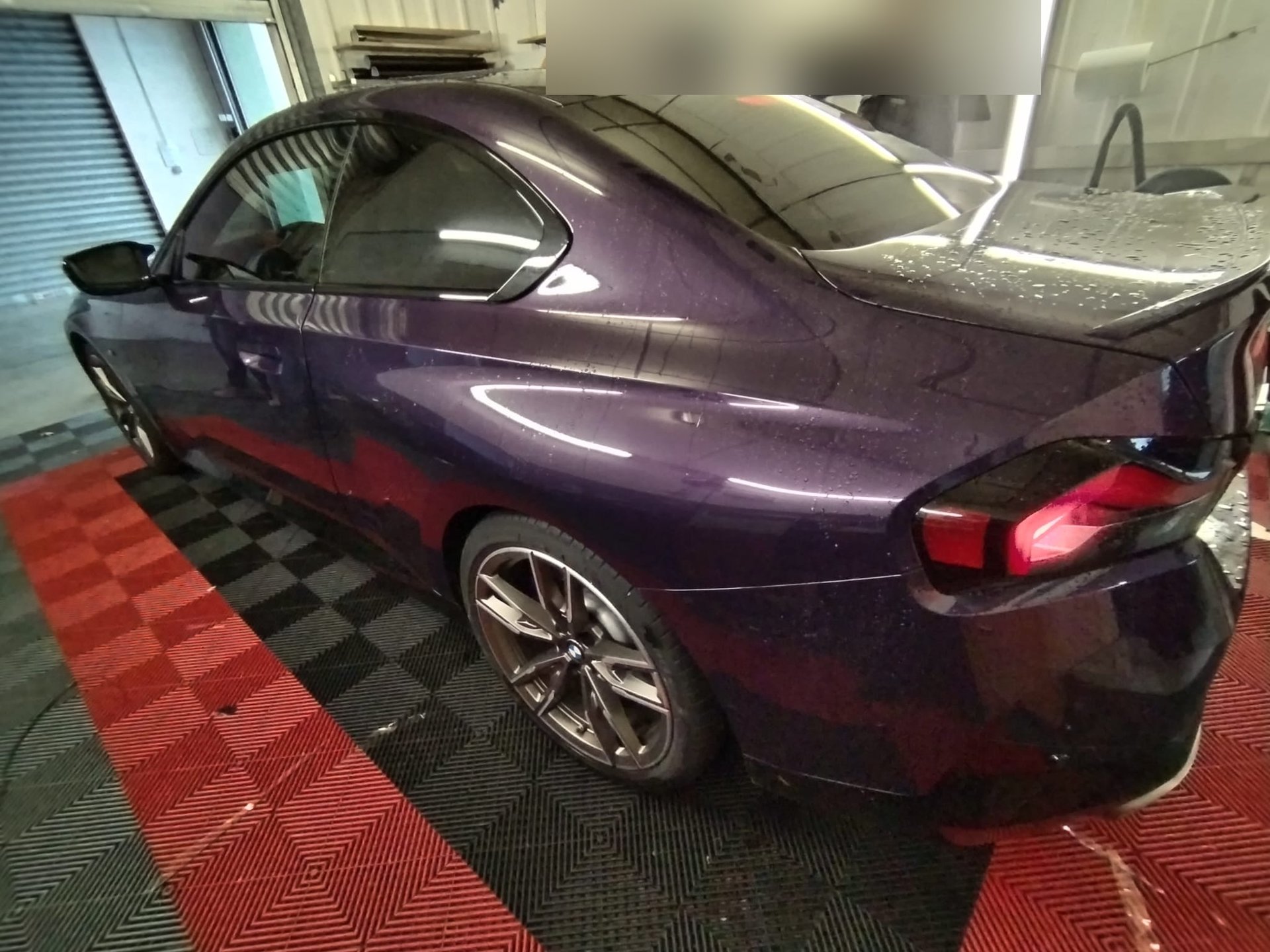BMW M240i violet vue flanc avec vitres teintées