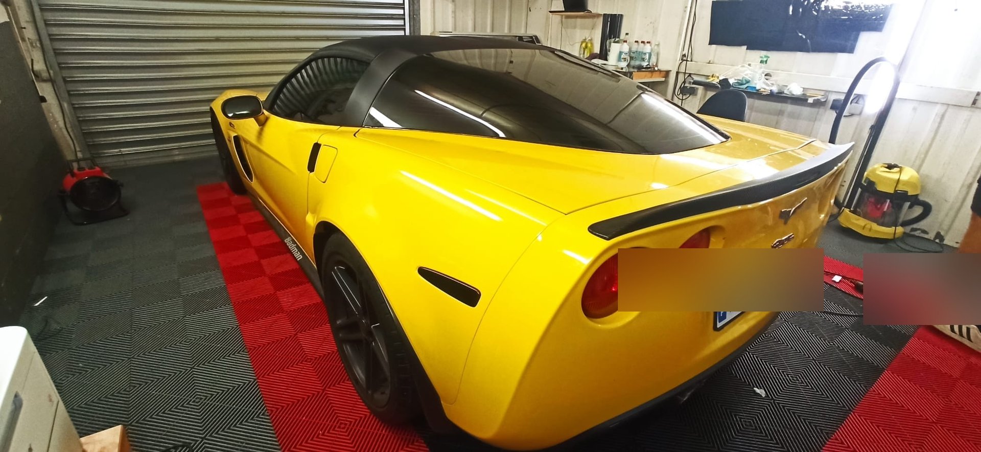 Chevrolet Corvette C6 Z06 jaune avec vitres teintées noires