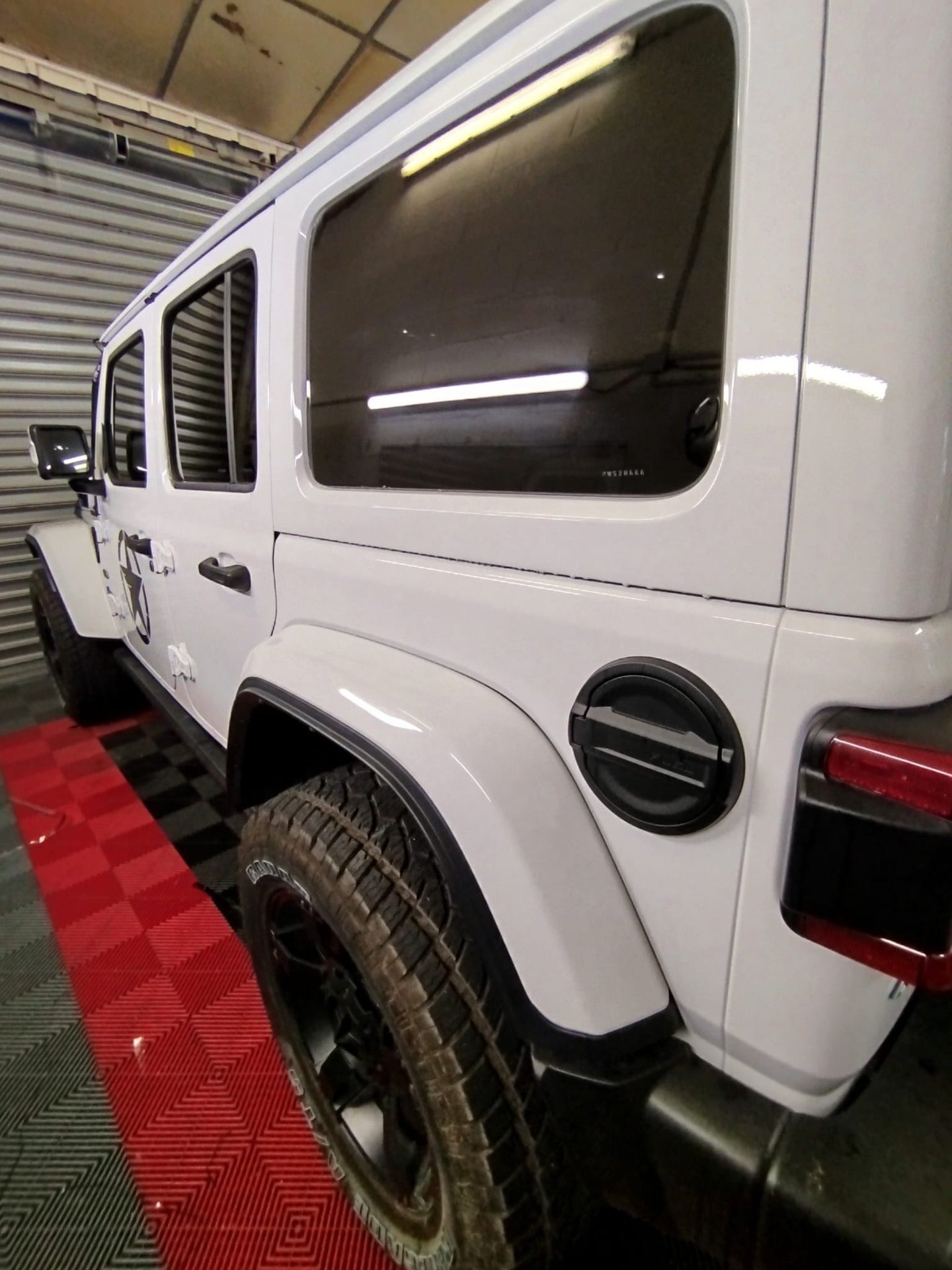 Jeep Wrangler blanc avec vitres teintées contrastées
