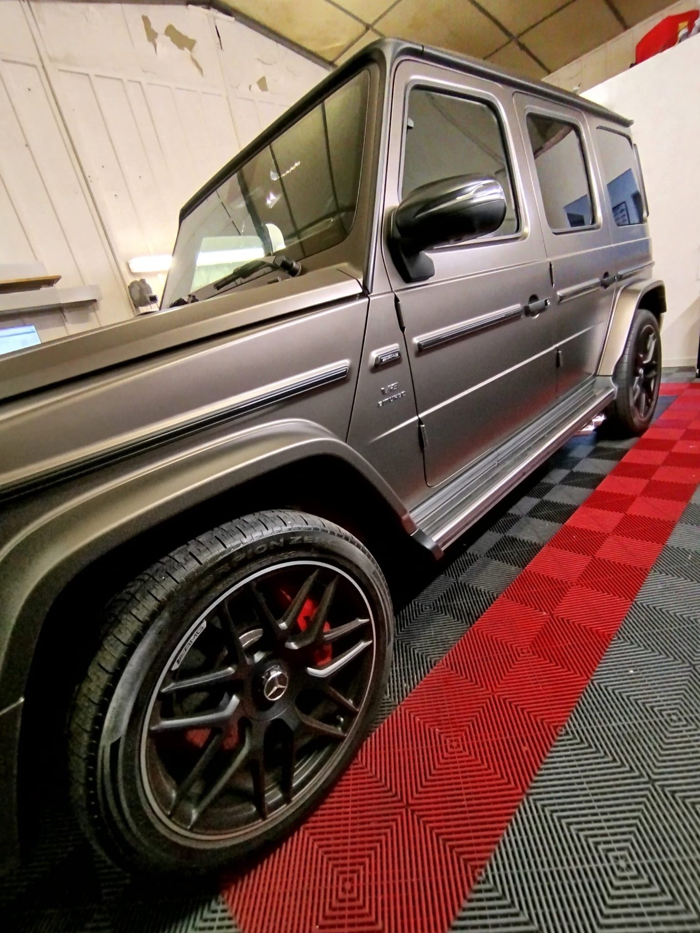 Mercedes G63 AMG V8 Biturbo gris mat avec vitres teintées