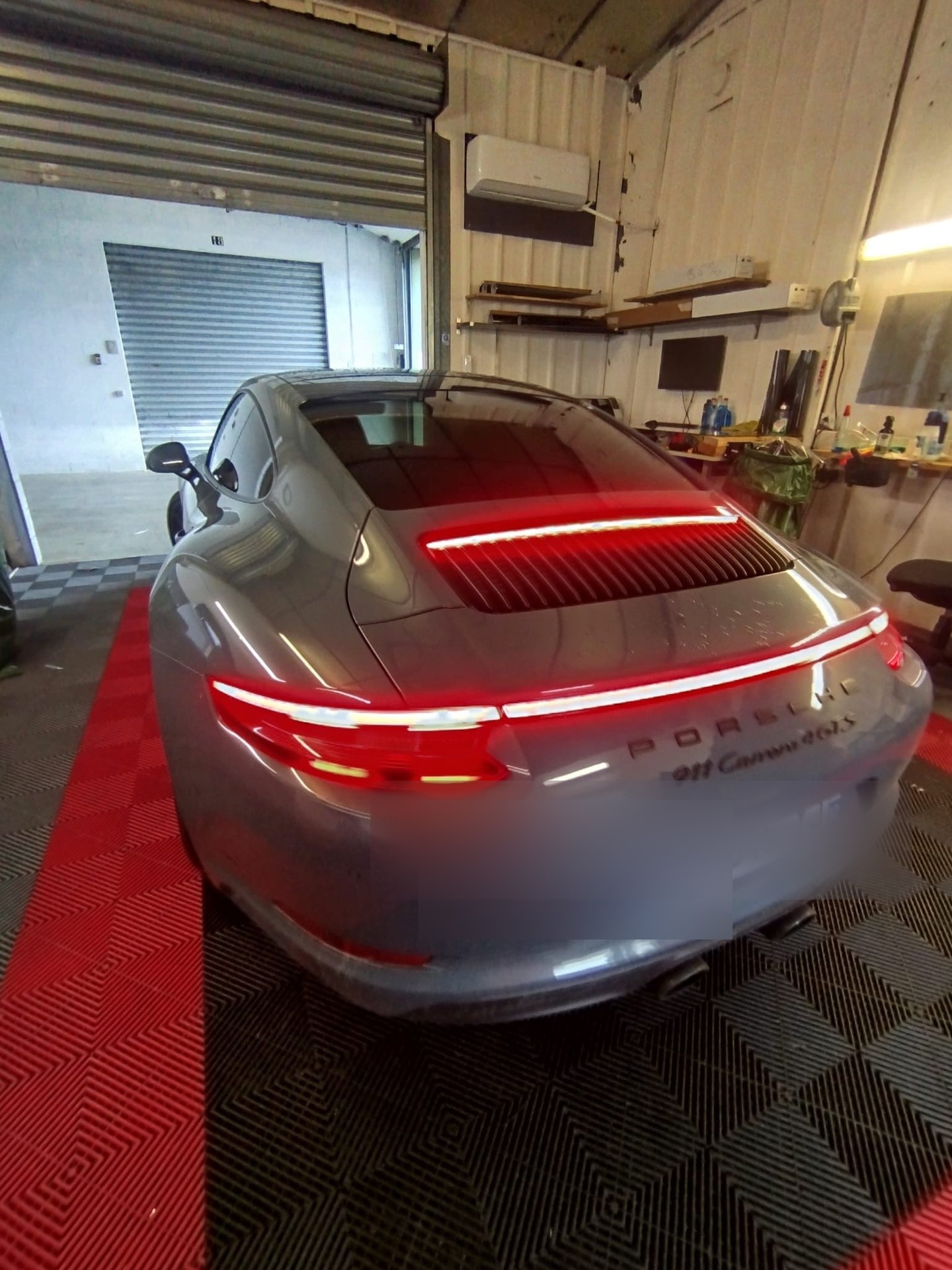 Porsche 911 Carrera GTS grise teintée, vue arrière avec aileron déployé