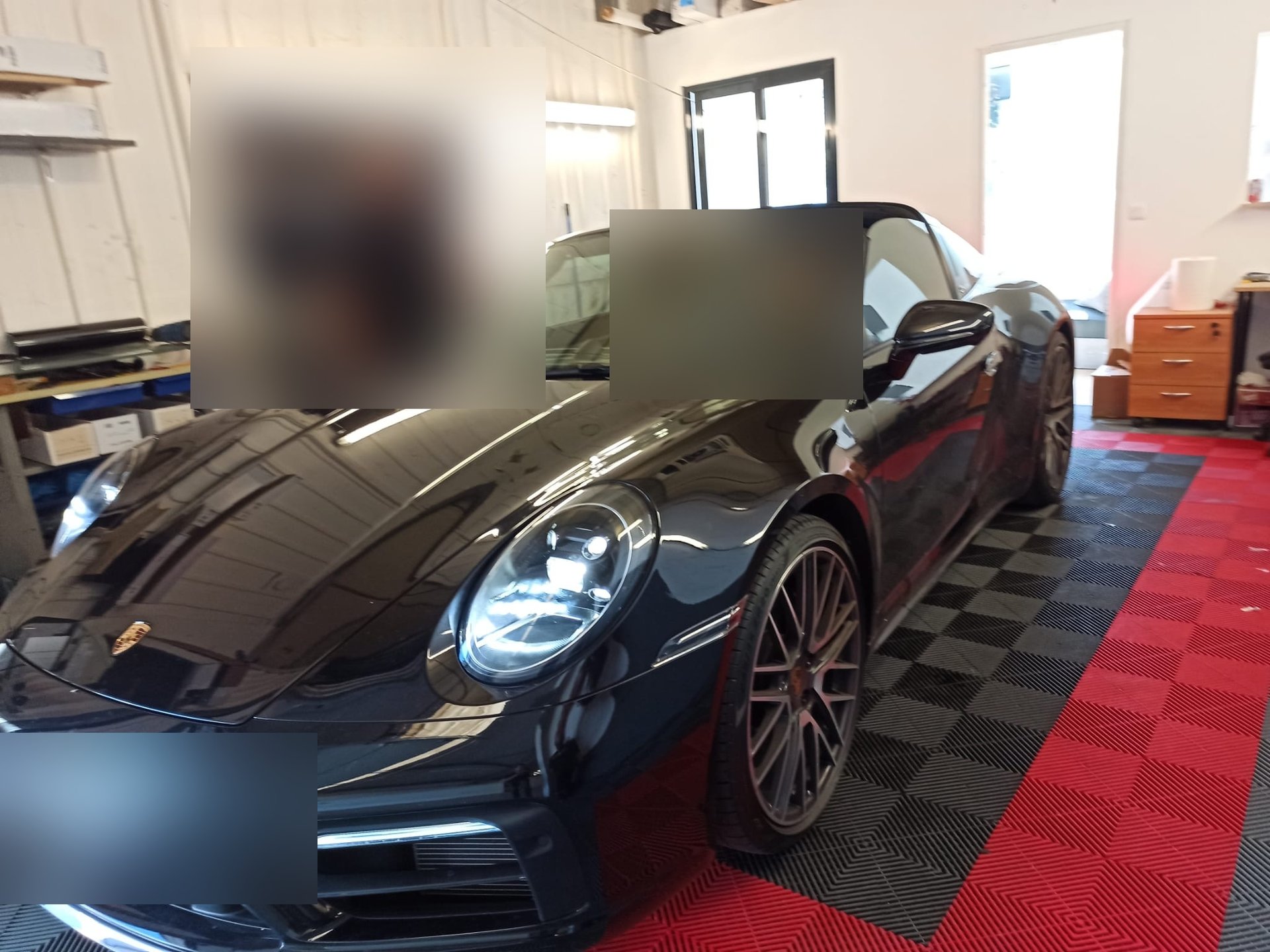 Porsche 911 Targa noire dans l'atelier TeinteDeVitres