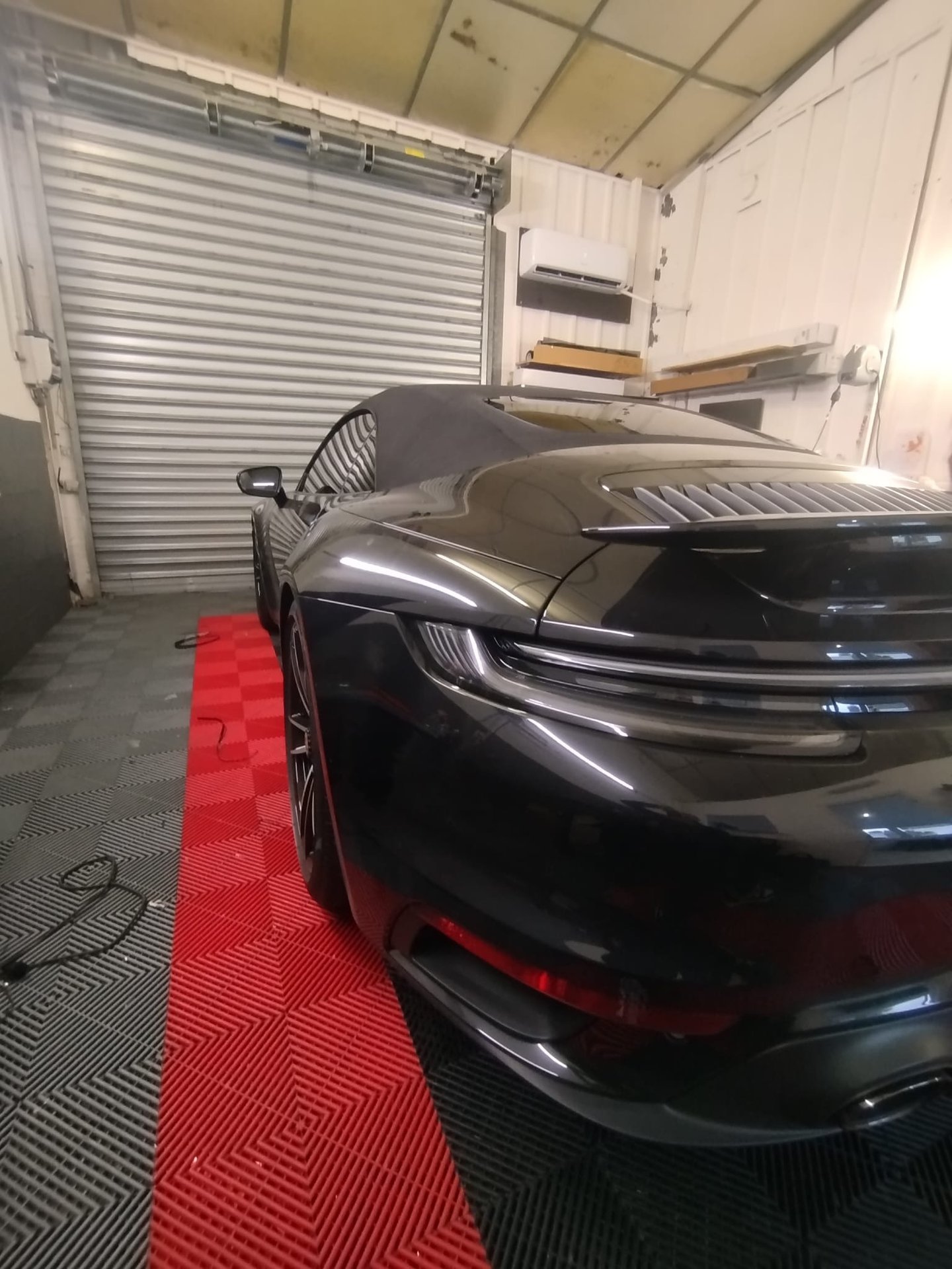 Porsche 911 Turbo noire avec vitres teintées, détail arrière et aileron