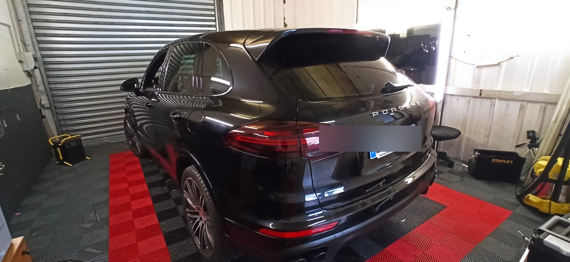 Porsche Cayenne noir avec vitres teintées, vue arrière