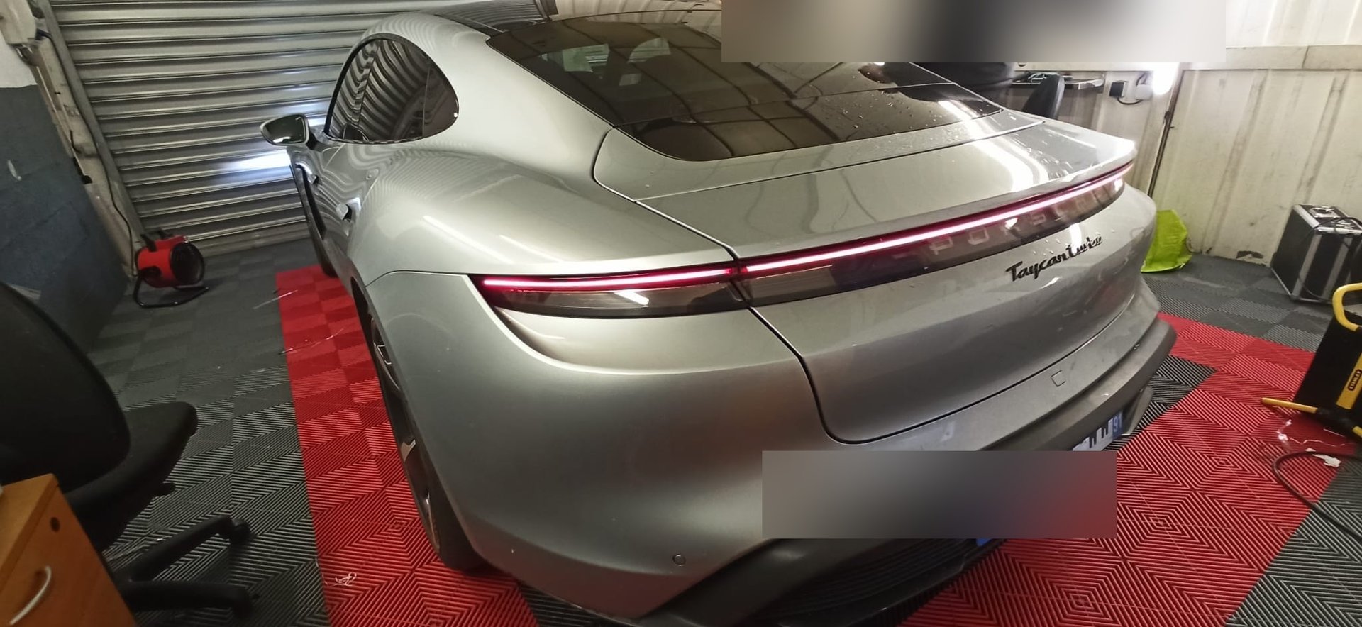 Porsche Taycan Turbo argent avec vitres teintées, berline électrique